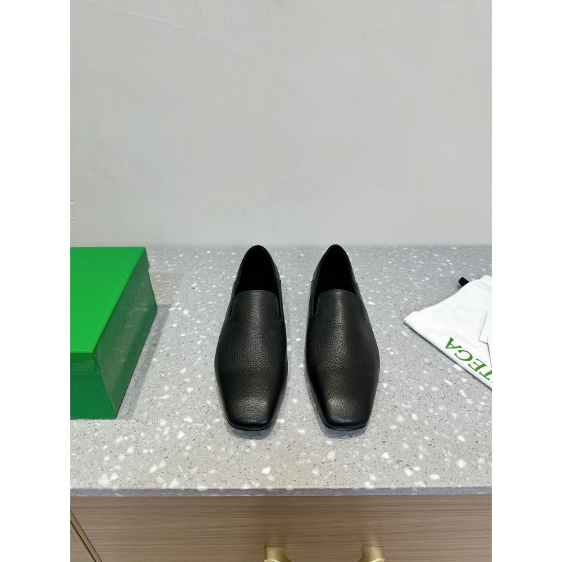 bo*te*ga Ve*ne*ta leather shoes